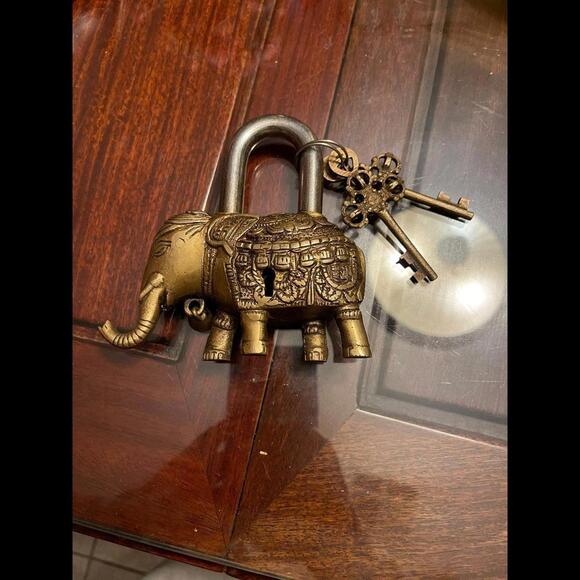 Elephant style brass padluck with 2 keys - Picture 4 of 7